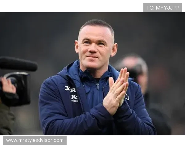 韦恩·鲁尼的足球生涯回顾与成就分析：从曼联传奇到英格兰队的核心力量