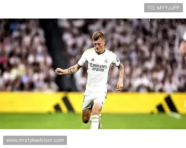 克罗斯在足球世界的影响力与成就分析：从天才少年到传奇中场的成长之路